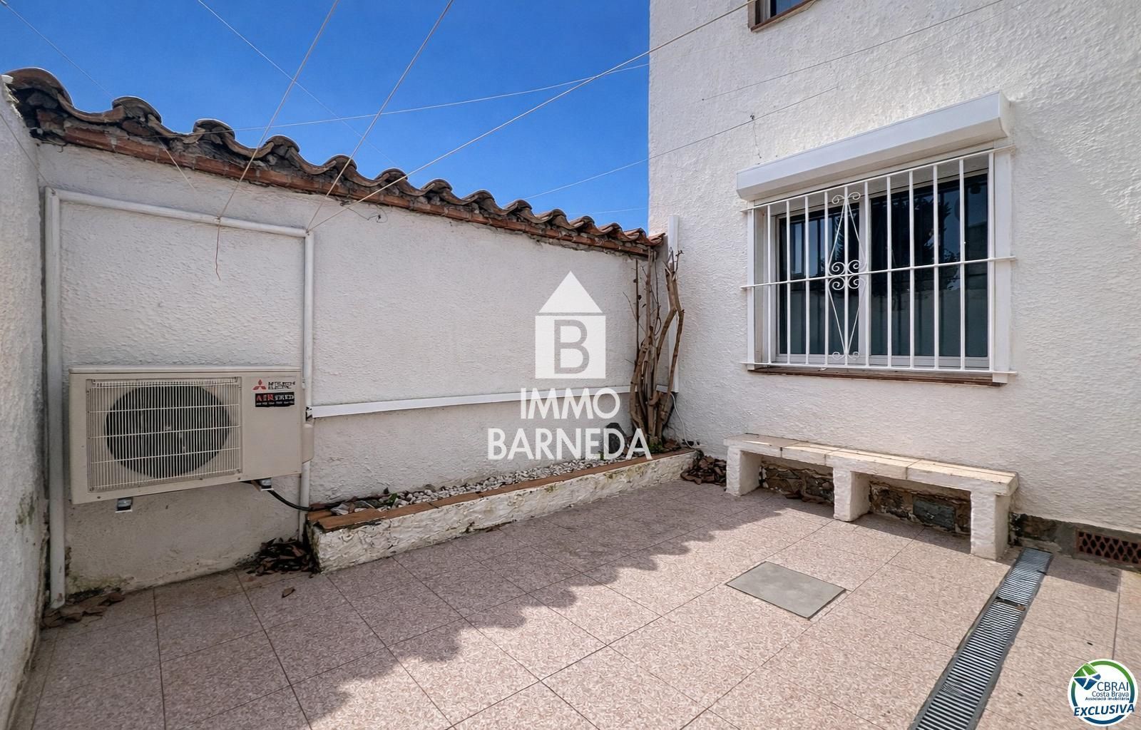 Detached Villa for sale in Empuriabrava, with 1,539 ft2, 4 rooms and 2 bathrooms and Garage.
