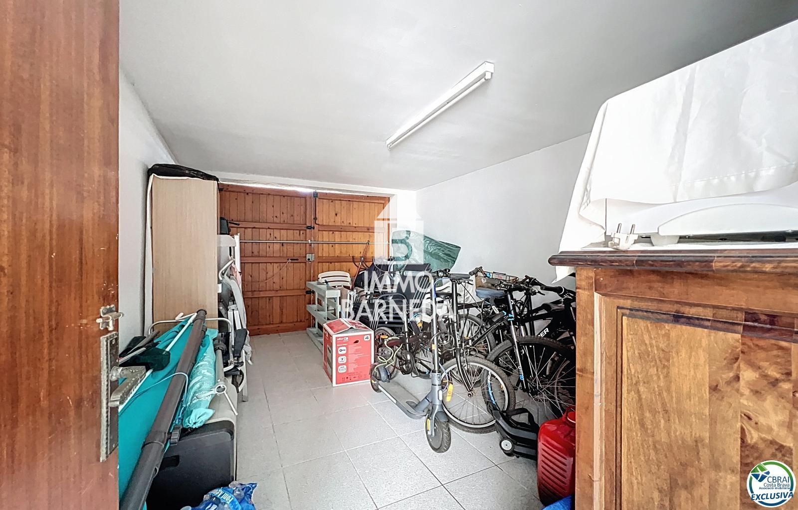 Detached Villa for sale in Empuriabrava, with 1,539 ft2, 4 rooms and 2 bathrooms and Garage.