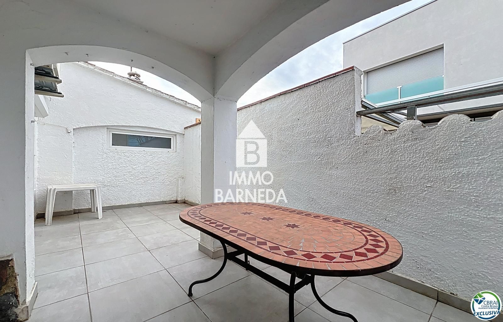 Detached Villa for sale in Empuriabrava, with 1,539 ft2, 4 rooms and 2 bathrooms and Garage.