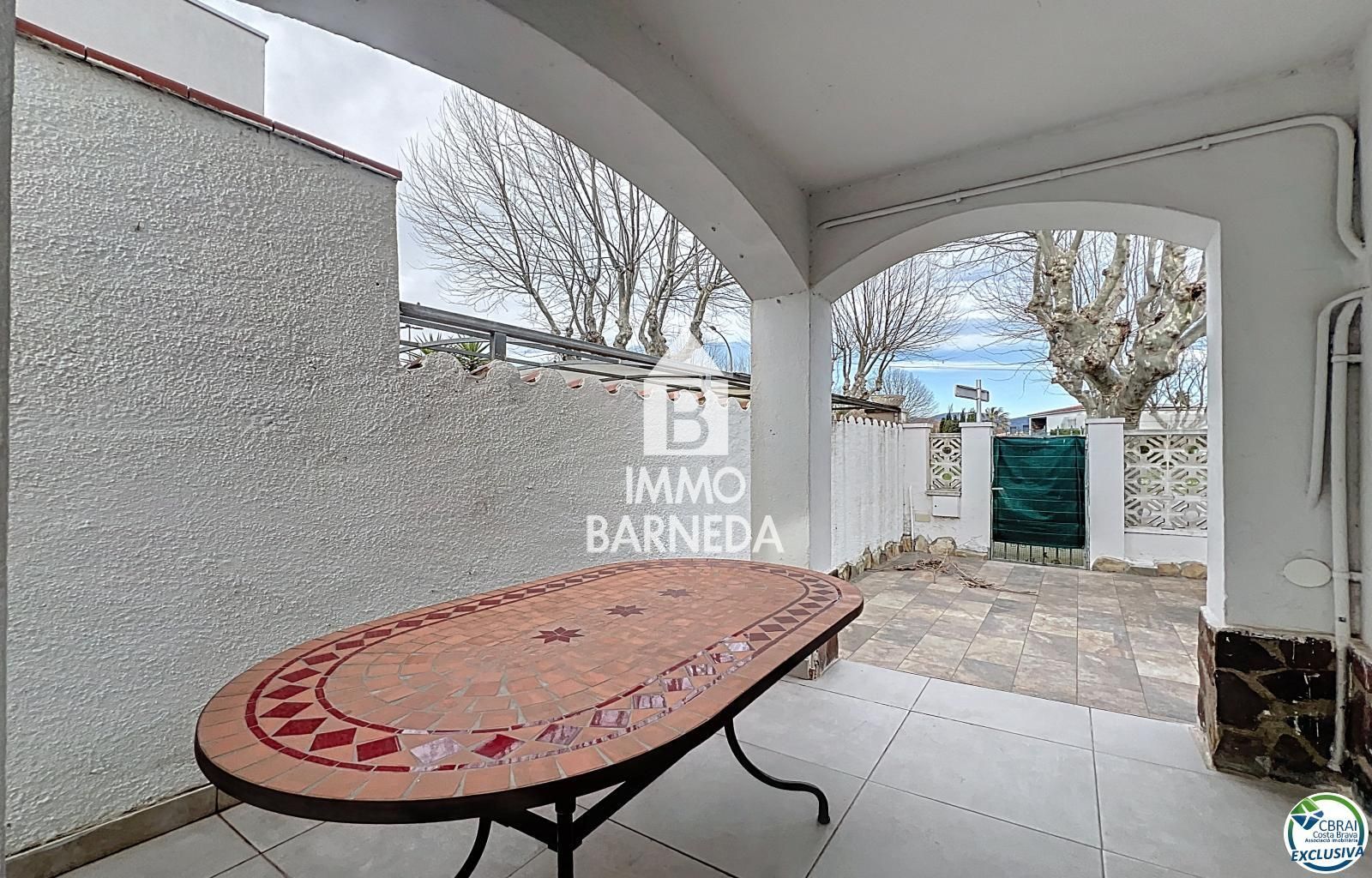 Detached Villa for sale in Empuriabrava, with 1,539 ft2, 4 rooms and 2 bathrooms and Garage.