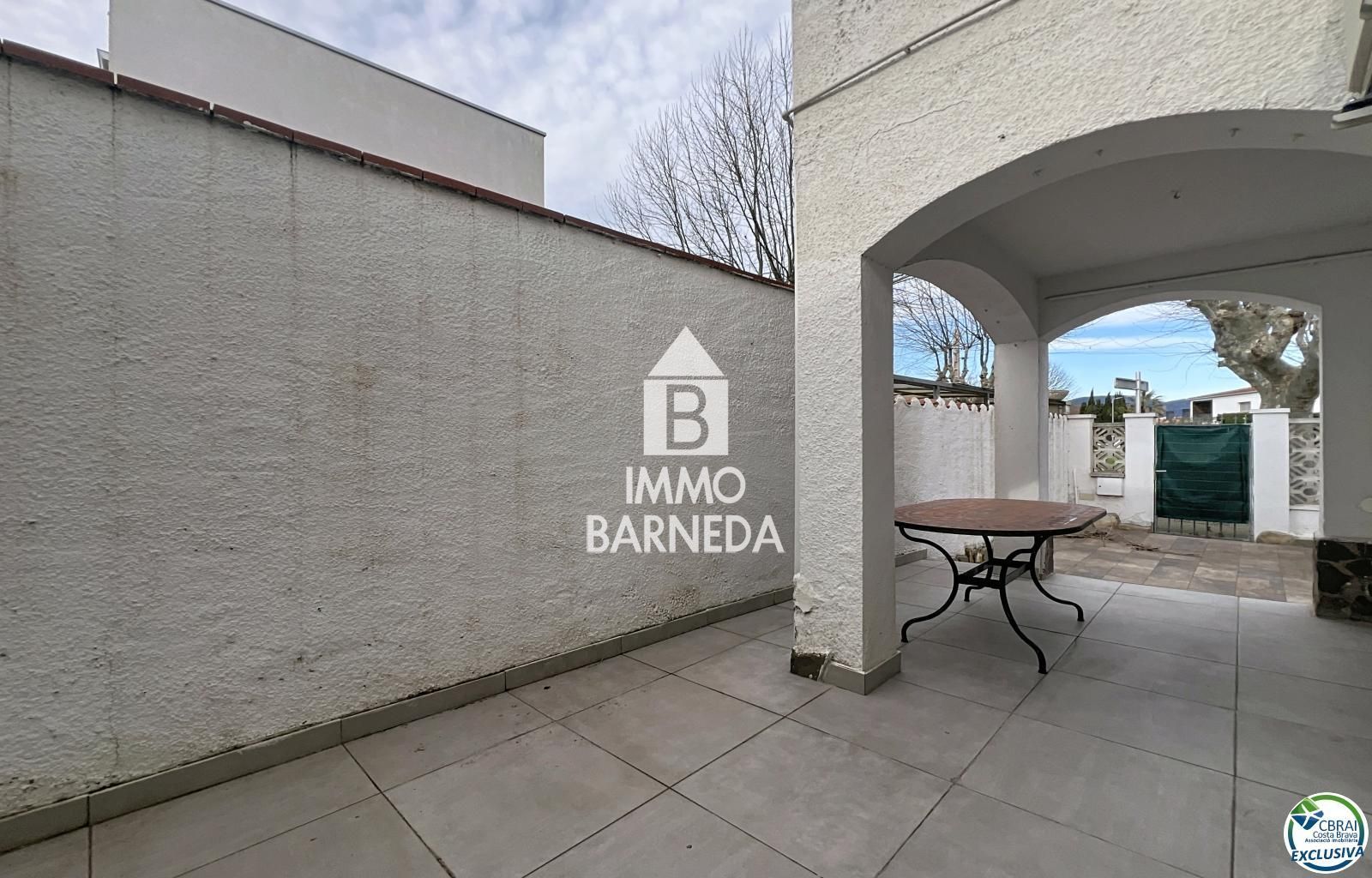 Detached Villa for sale in Empuriabrava, with 1,539 ft2, 4 rooms and 2 bathrooms and Garage.