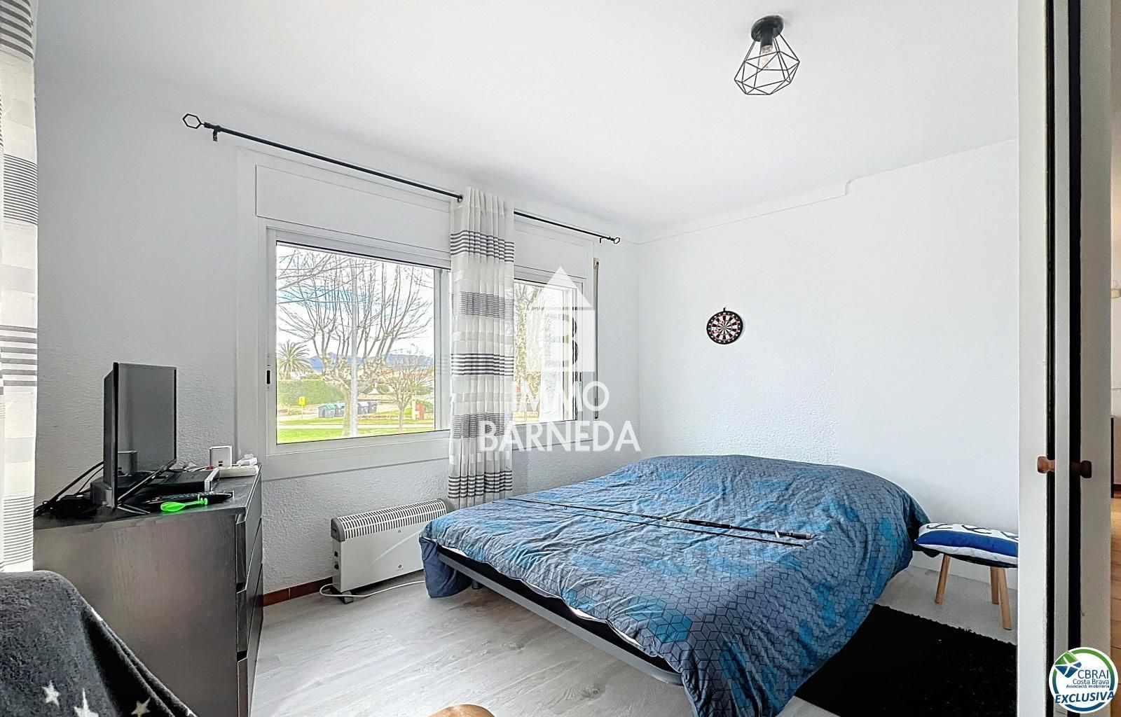 Detached Villa for sale in Empuriabrava, with 1,539 ft2, 4 rooms and 2 bathrooms and Garage.