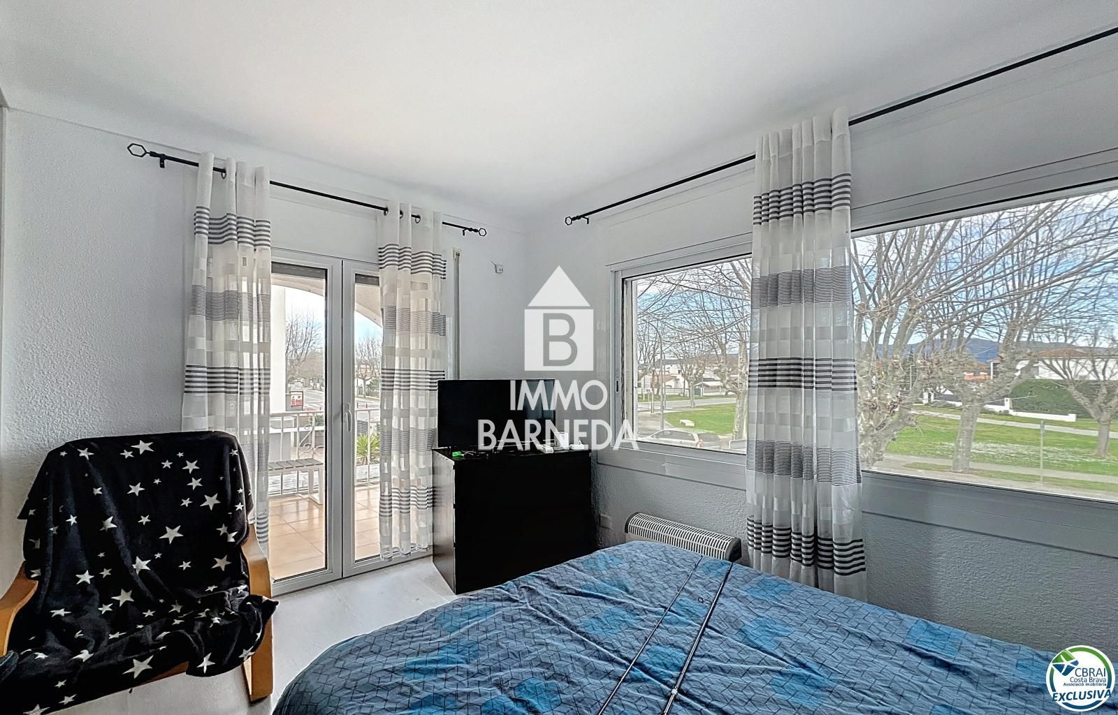 Detached Villa for sale in Empuriabrava, with 1,539 ft2, 4 rooms and 2 bathrooms and Garage.