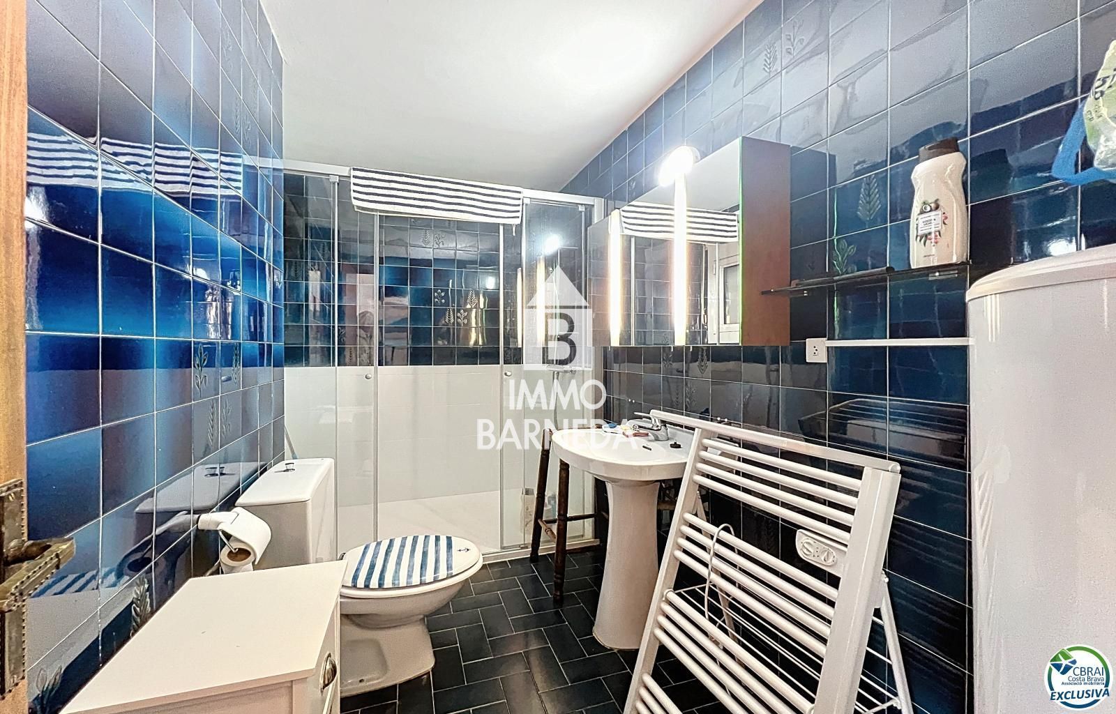 Detached Villa for sale in Empuriabrava, with 1,539 ft2, 4 rooms and 2 bathrooms and Garage.