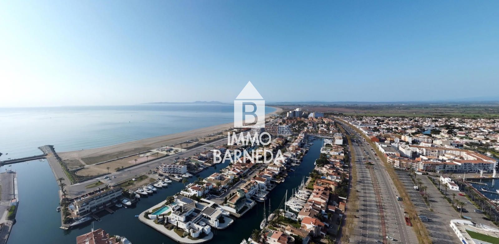 Detached Villa for sale in Empuriabrava, with 1,539 ft2, 4 rooms and 2 bathrooms and Garage.