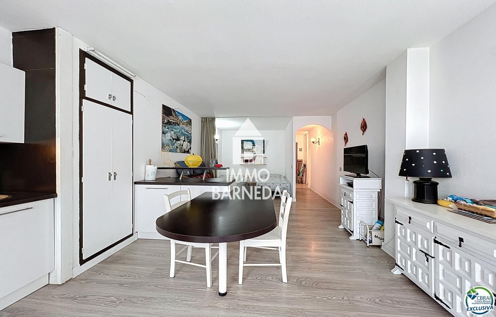 Renovated apartment a short walk from the sea in Roses