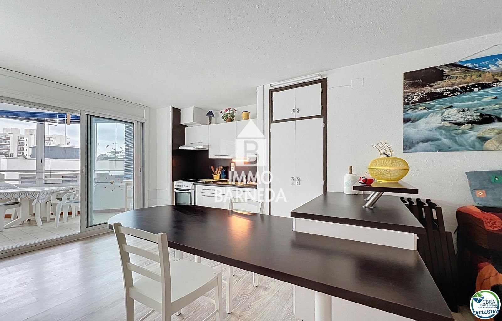 Renovated apartment a short walk from the sea in Roses