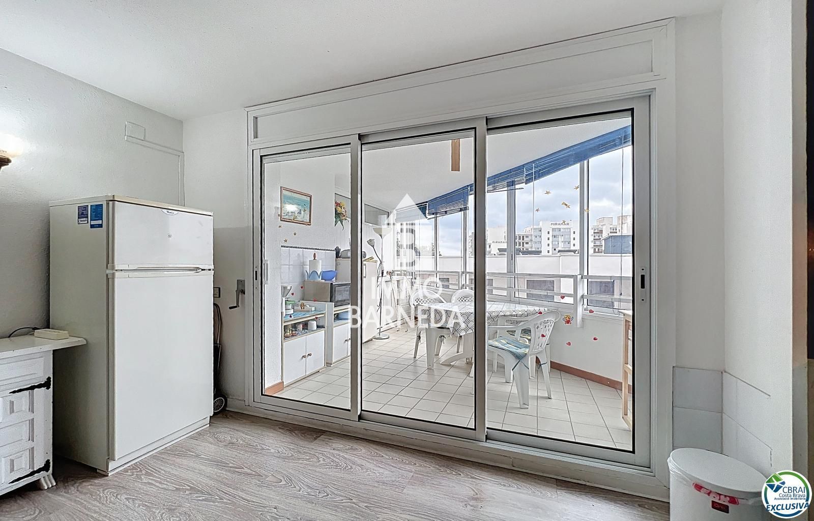 Renovated apartment a short walk from the sea in Roses