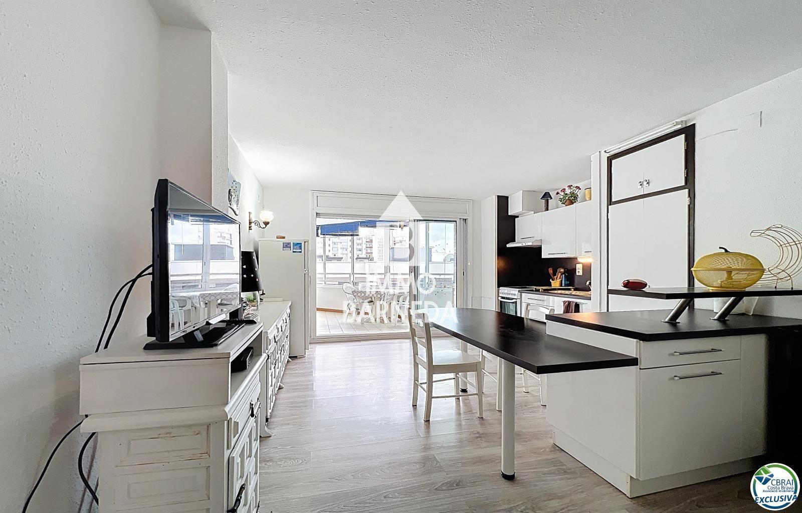 Renovated apartment a short walk from the sea in Roses