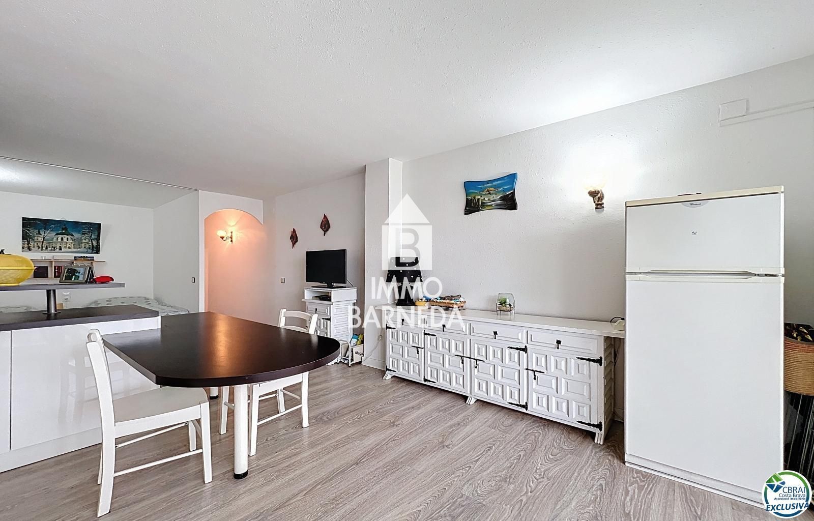 Renovated apartment a short walk from the sea in Roses