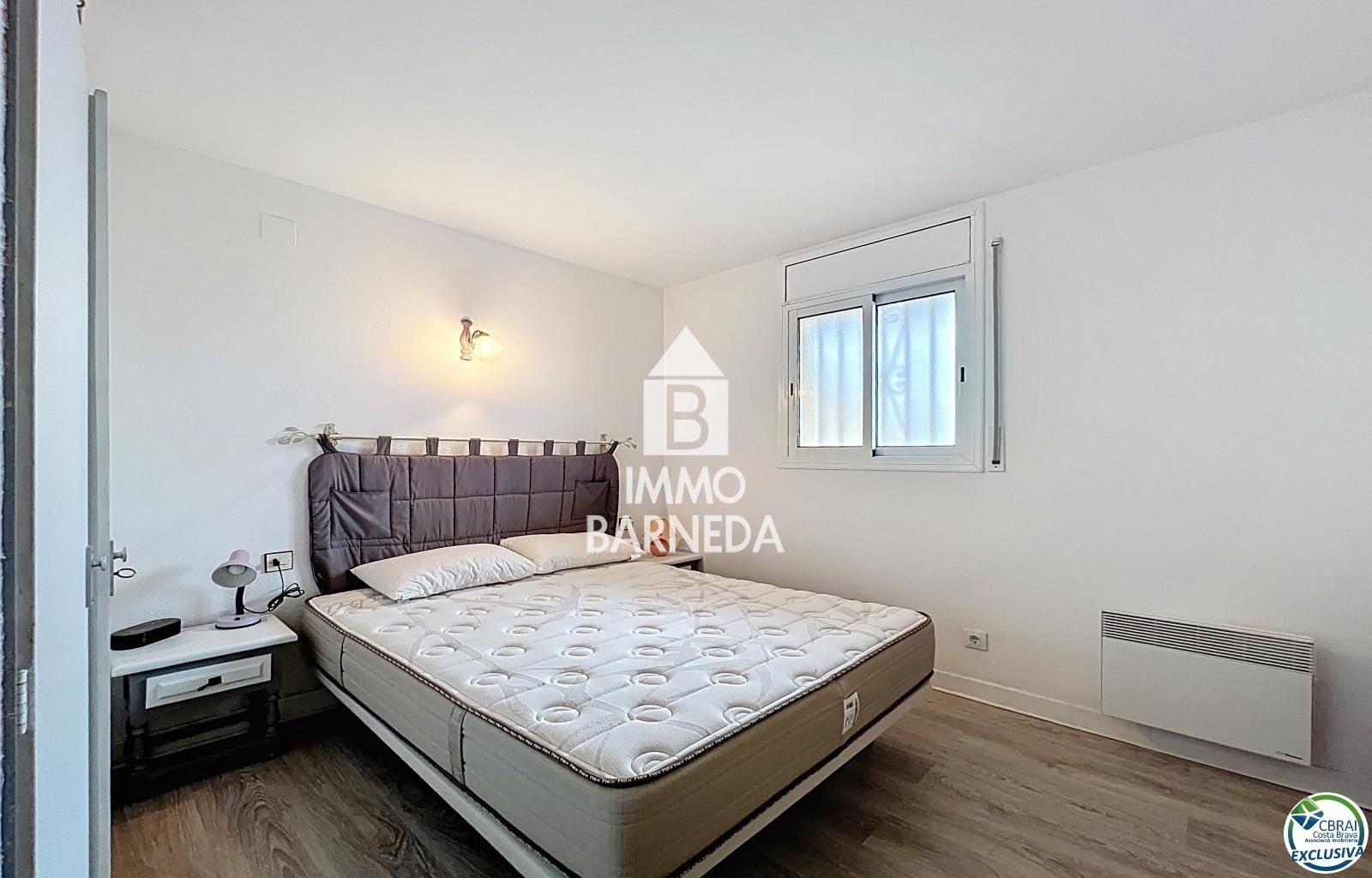 Renovated apartment a short walk from the sea in Roses