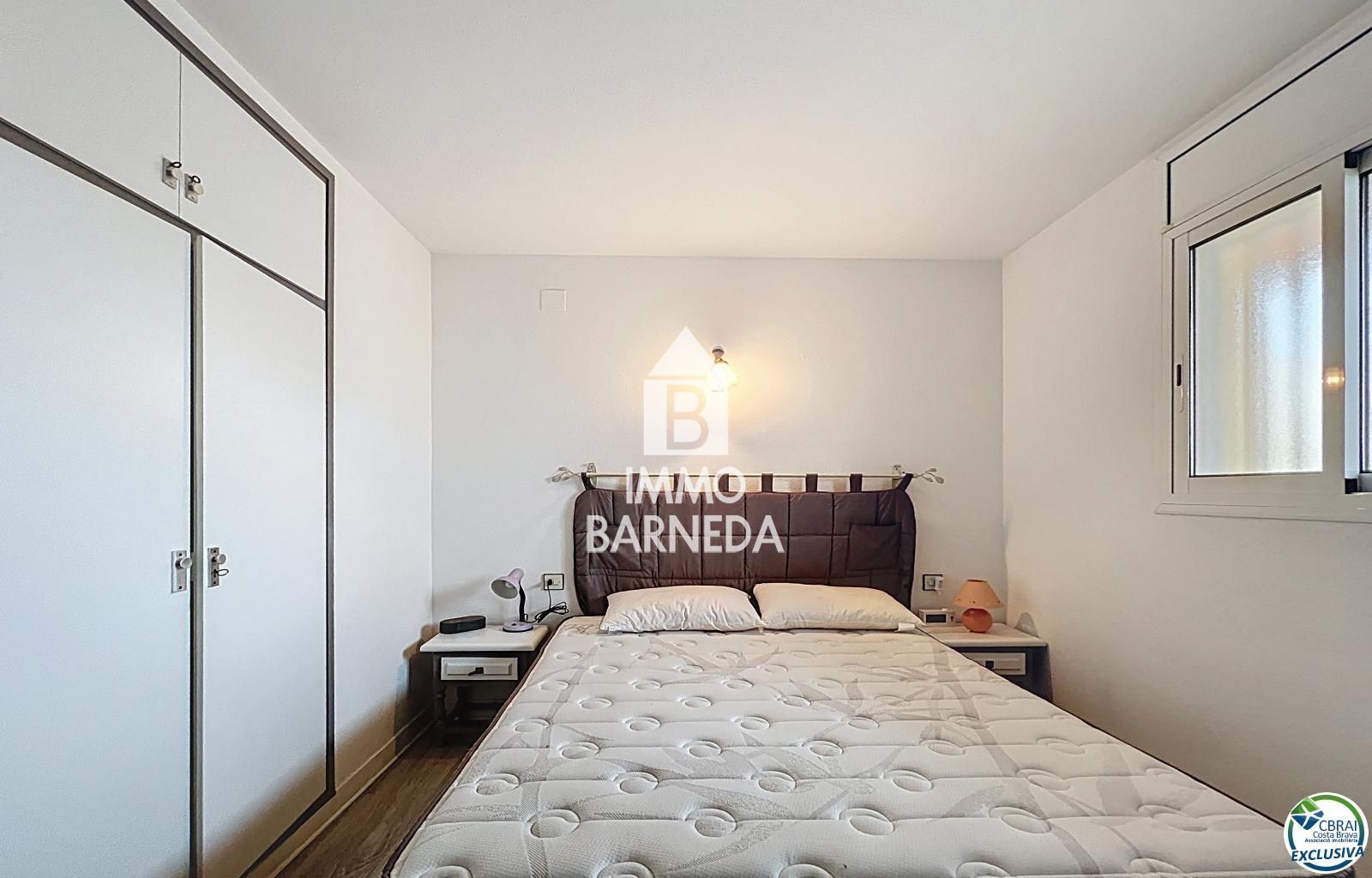 Renovated apartment a short walk from the sea in Roses