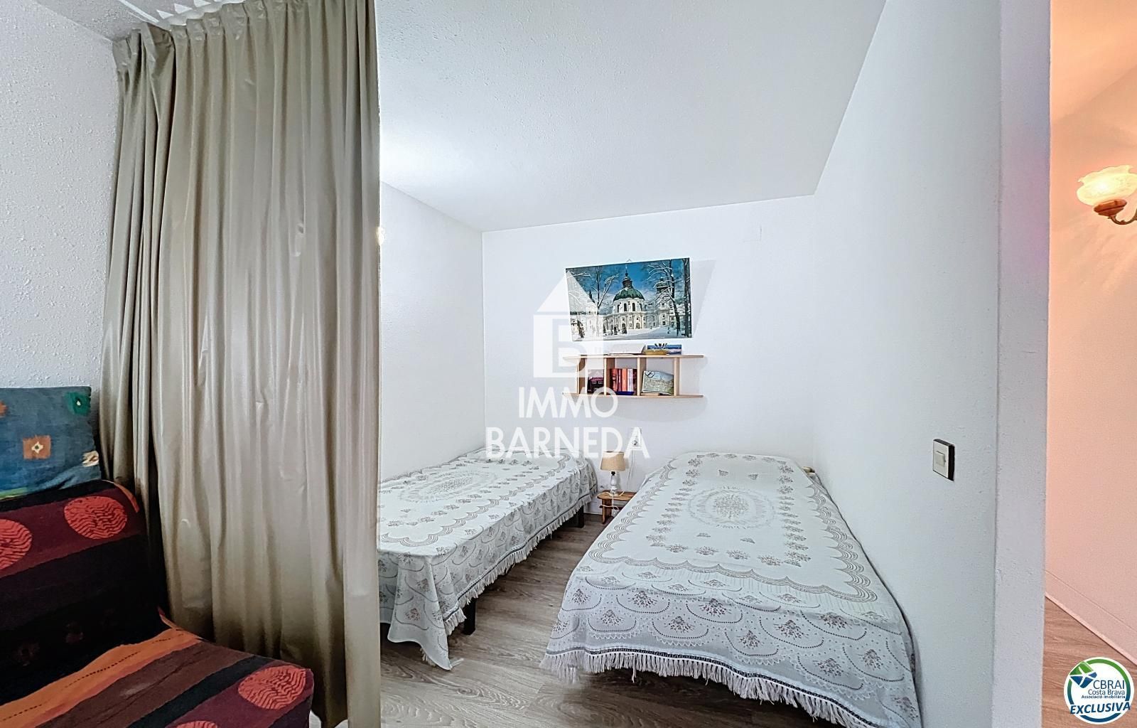 Renovated apartment a short walk from the sea in Roses