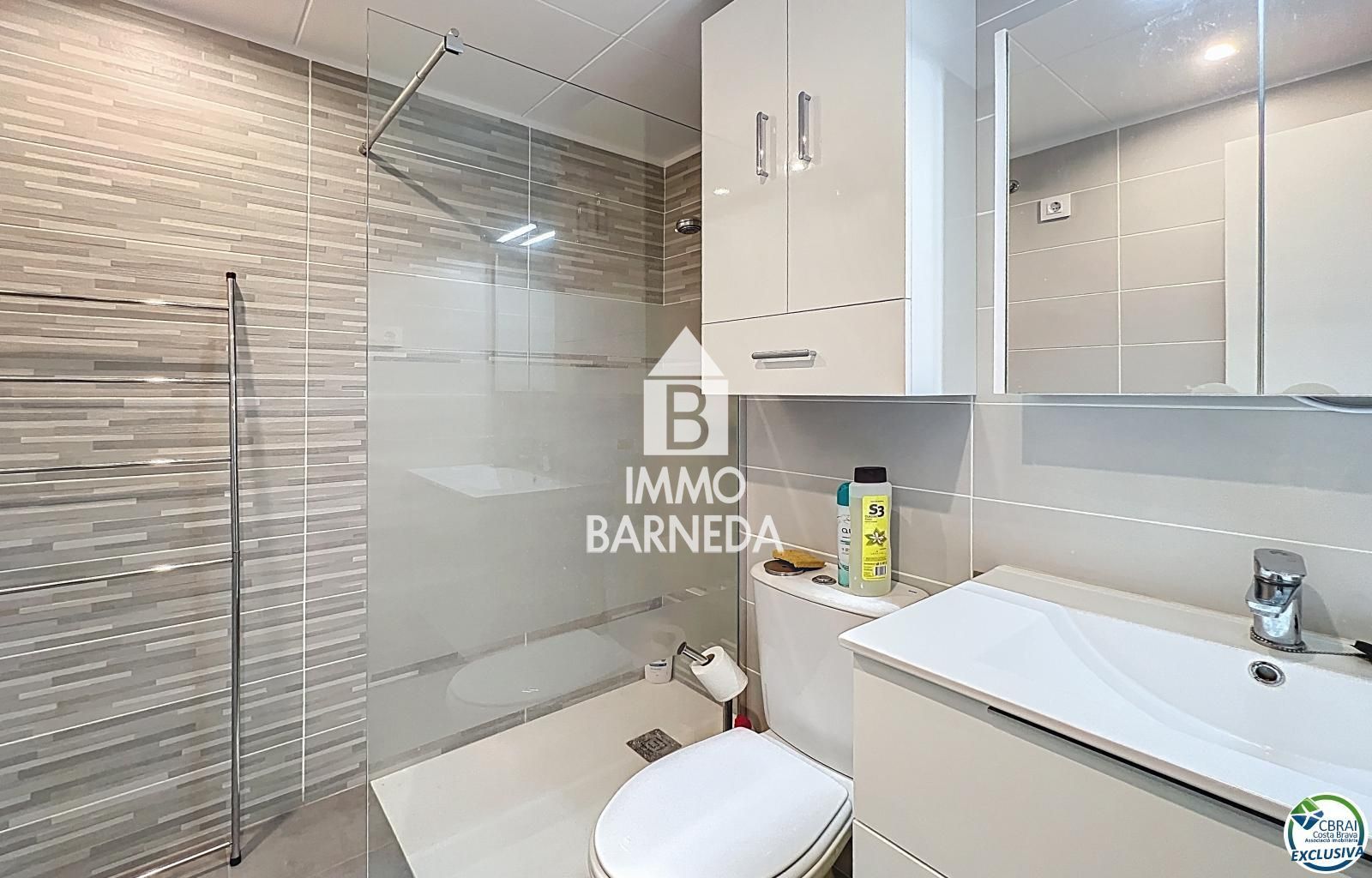 Renovated apartment a short walk from the sea in Roses