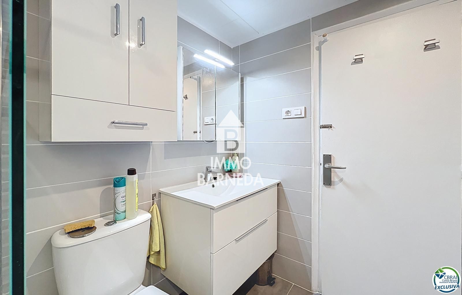 Renovated apartment a short walk from the sea in Roses