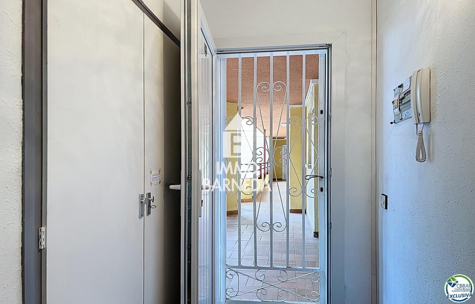 Renovated apartment a short walk from the sea in Roses