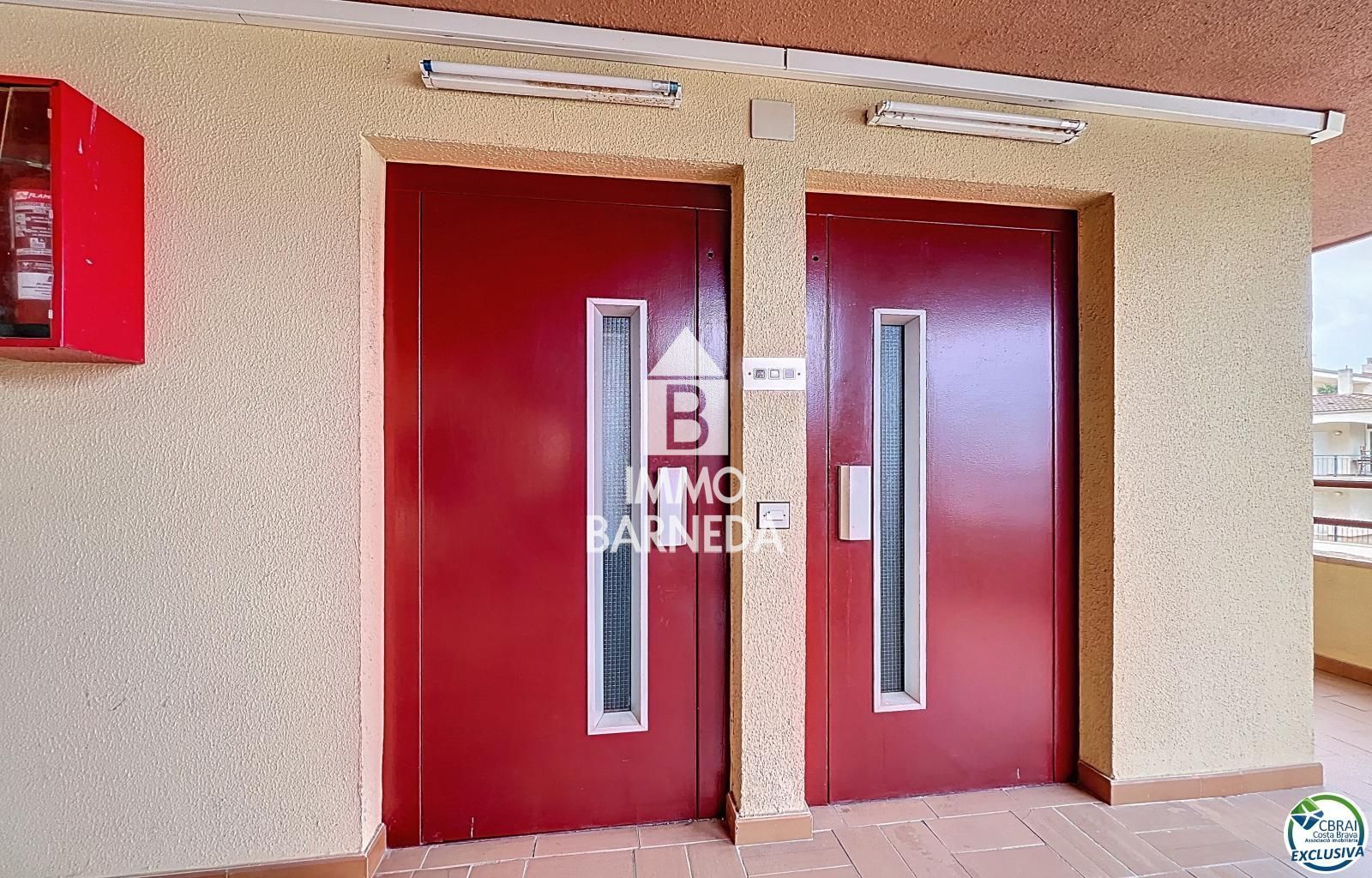 Renovated apartment a short walk from the sea in Roses