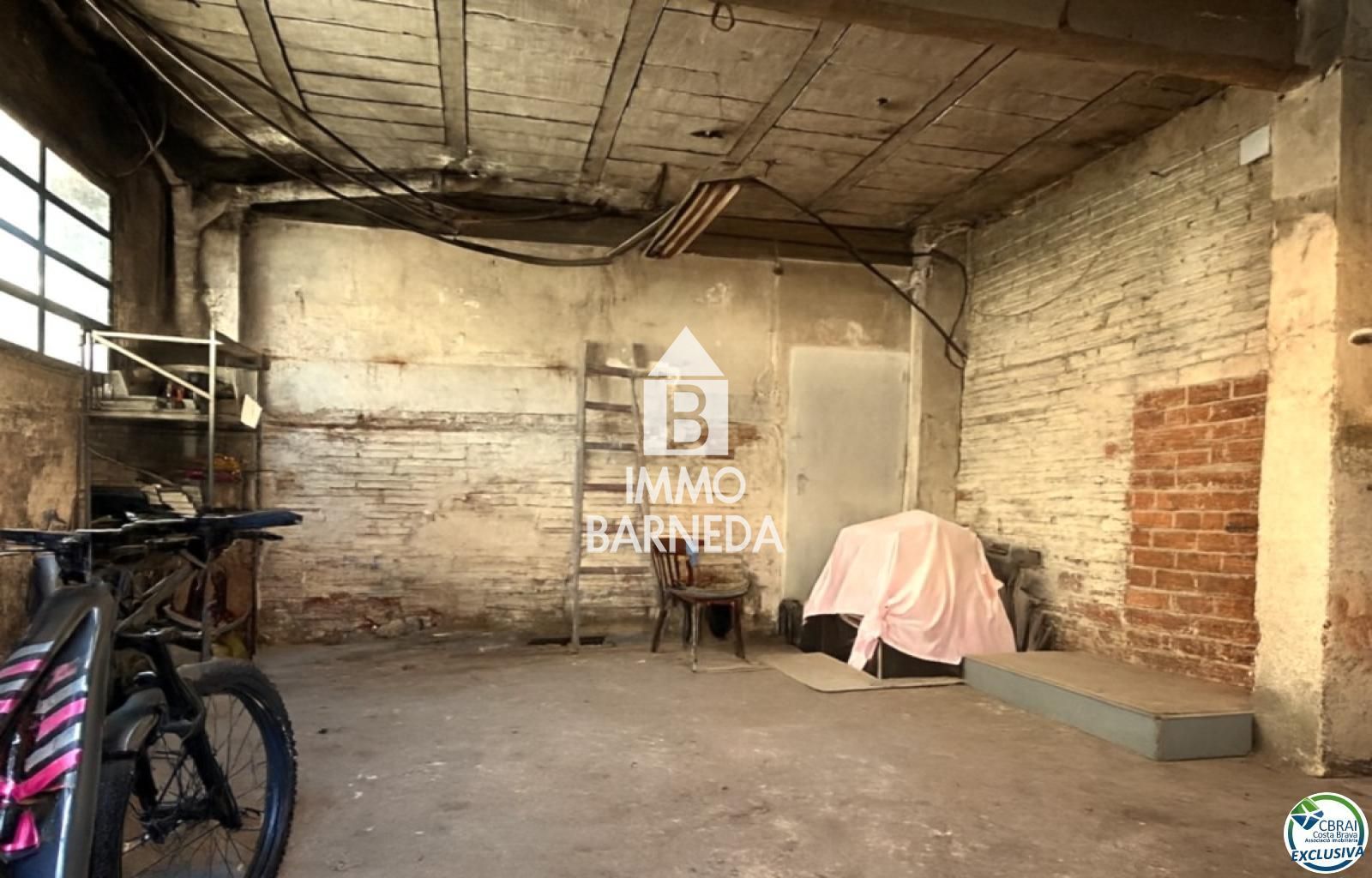 Charming House with Great Potential in Llançà. Tourist license