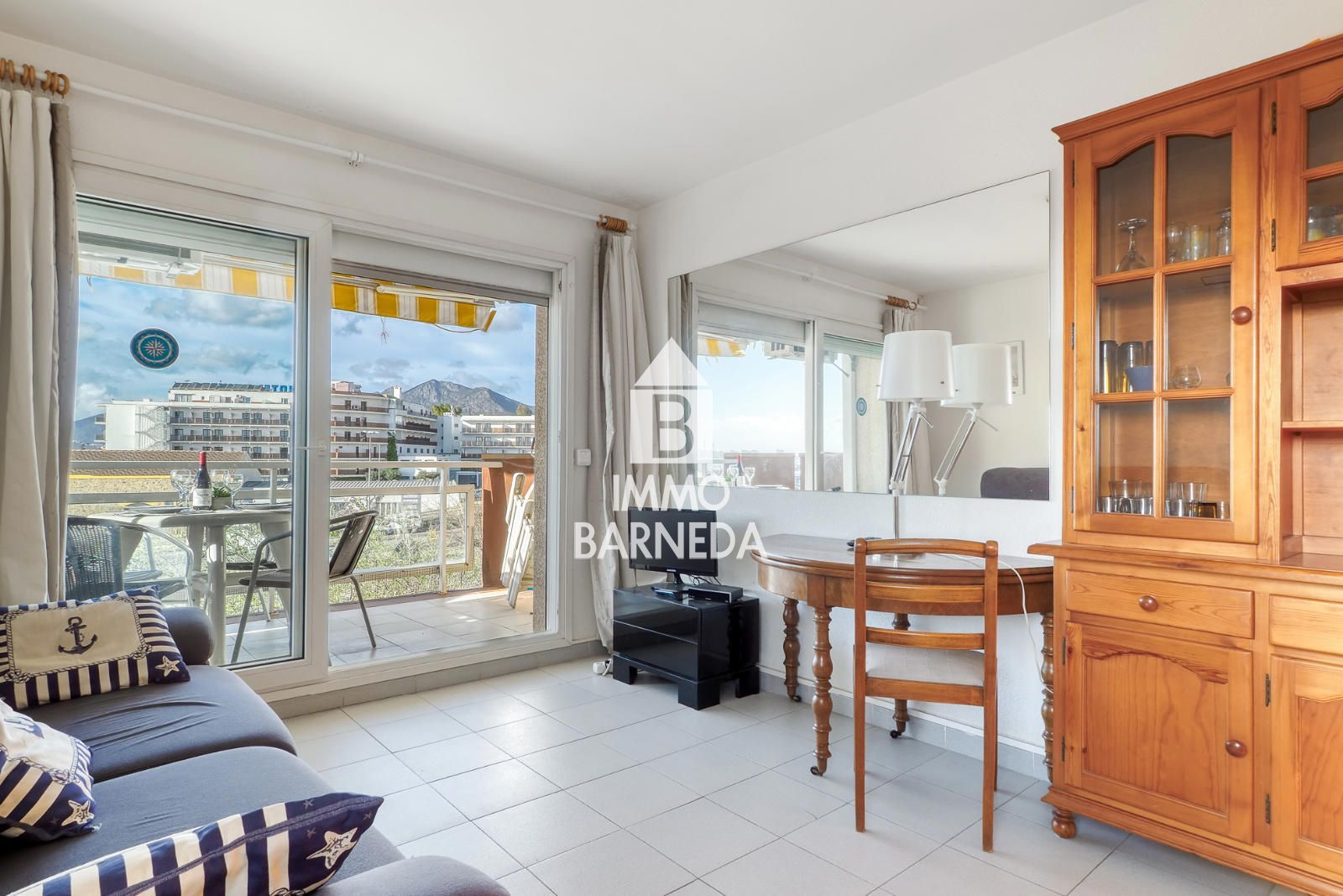 Encantador apartamento con licencia turística y vistas al puerto pesquero de Roses
