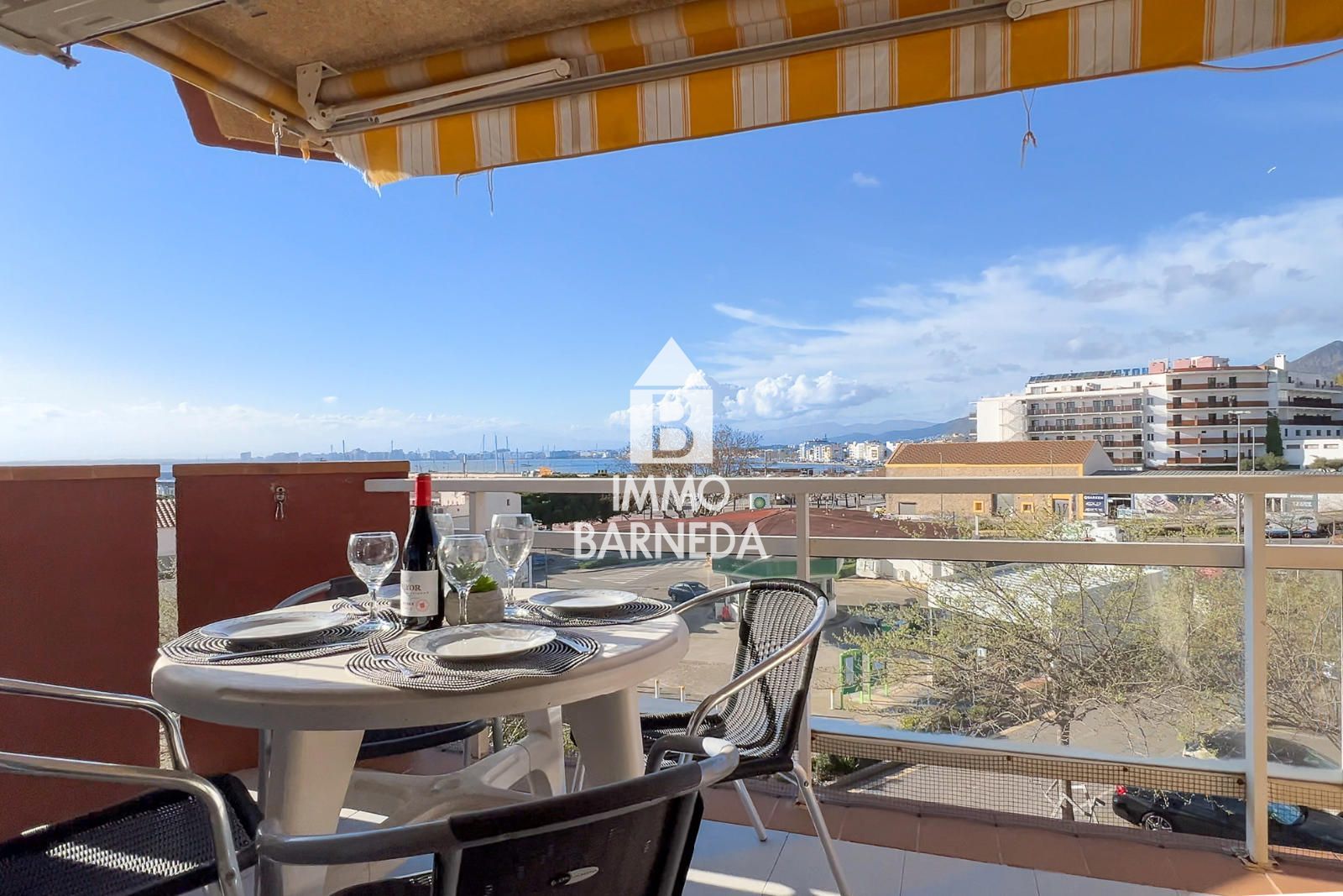 Encantador apartamento con licencia turística y vistas al puerto pesquero de Roses