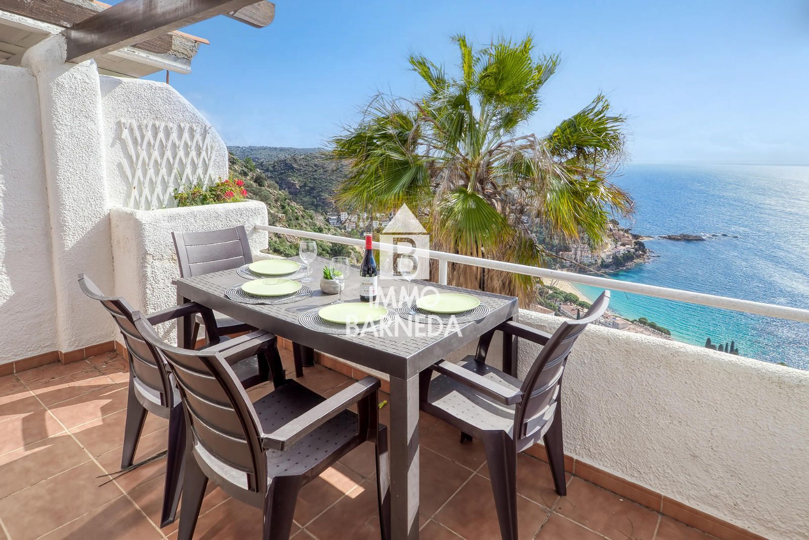 Maison mitoyenne avec licence touristique, vue mer, piscine communautaire et studio indépendant à Canyelles Petites