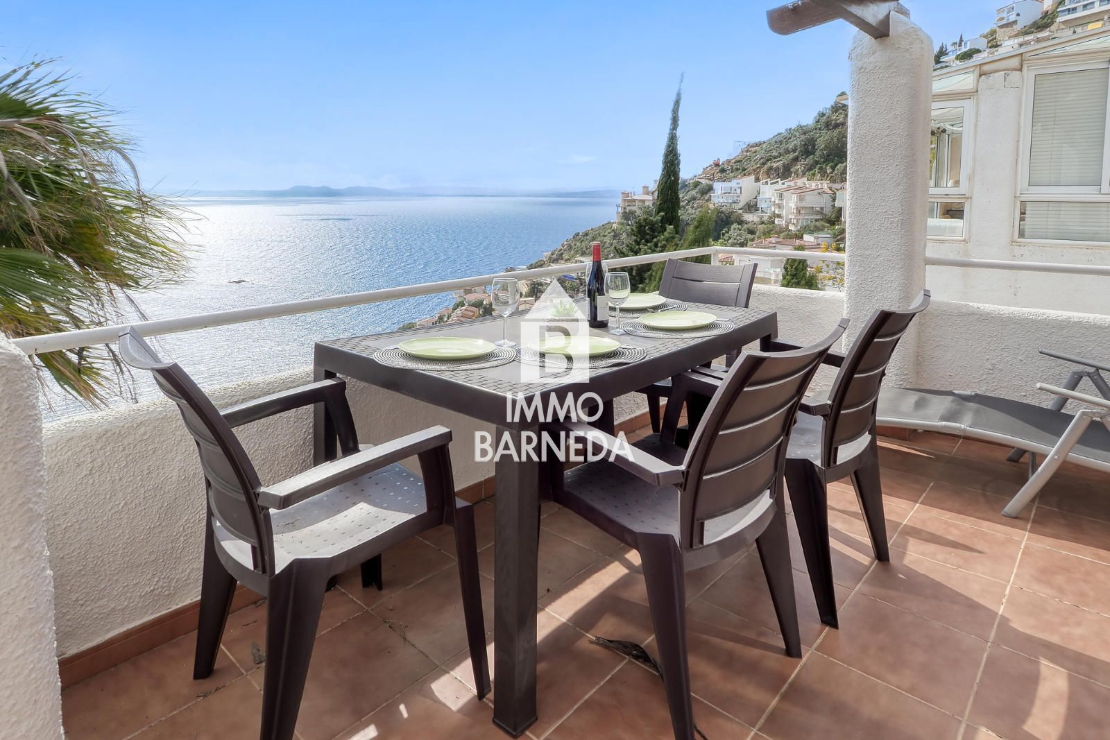 Maison mitoyenne avec licence touristique, vue mer, piscine communautaire et studio indépendant à Canyelles Petites