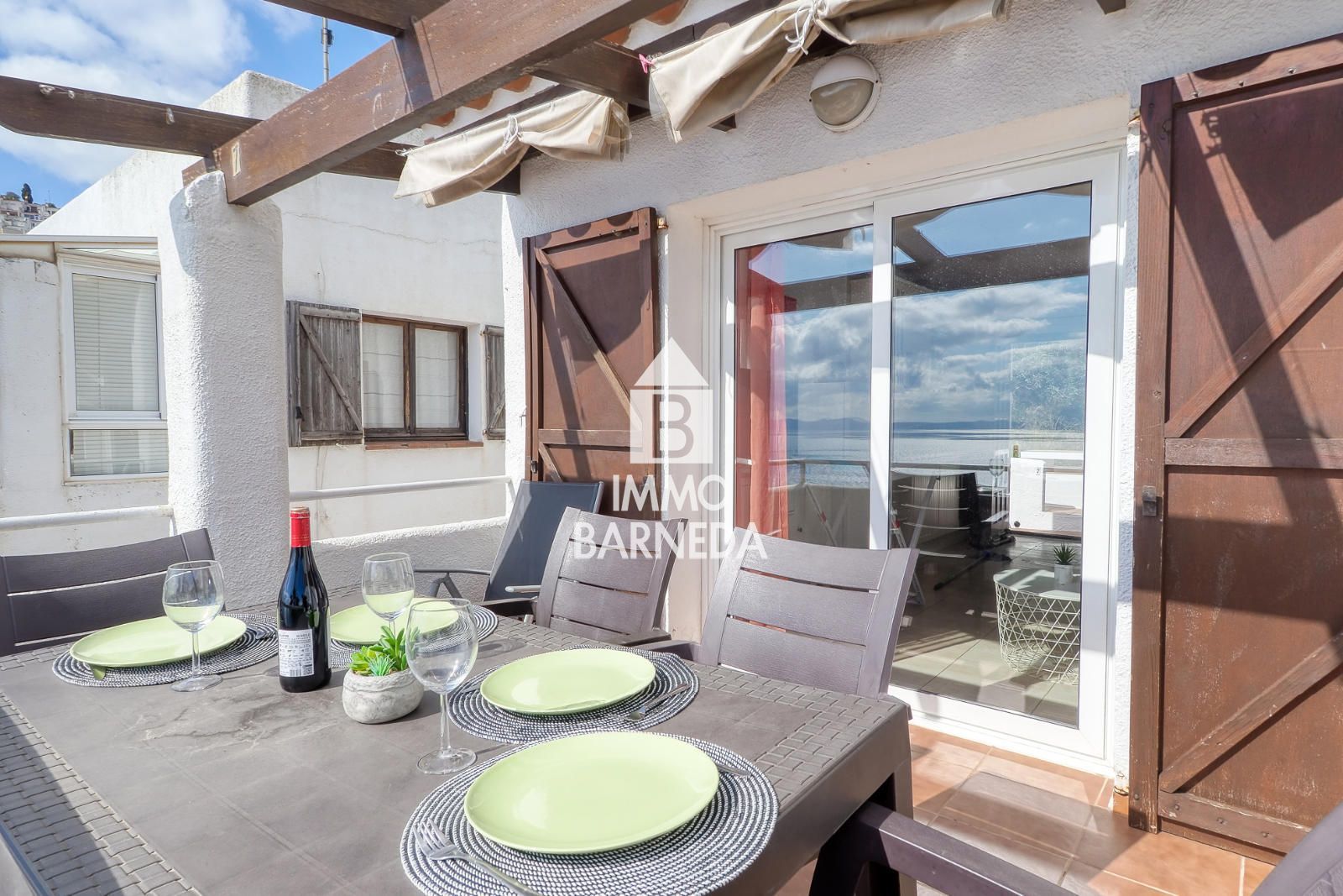 Maison mitoyenne avec licence touristique, vue mer, piscine communautaire et studio indépendant à Canyelles Petites