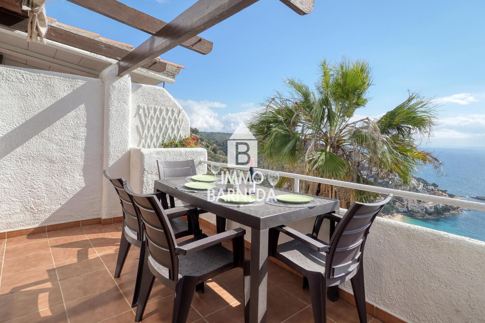 Maison mitoyenne avec licence touristique, vue mer, piscine communautaire et studio indépendant à Canyelles Petites