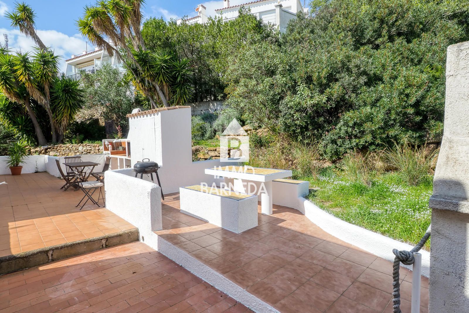 Maison mitoyenne avec licence touristique, vue mer, piscine communautaire et studio indépendant à Canyelles Petites