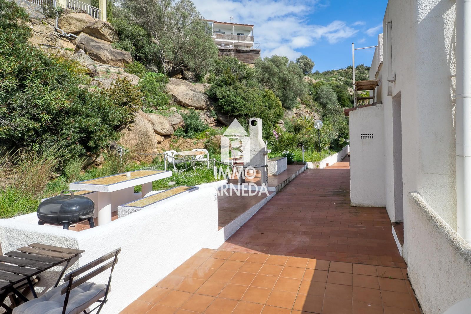 Maison mitoyenne avec licence touristique, vue mer, piscine communautaire et studio indépendant à Canyelles Petites