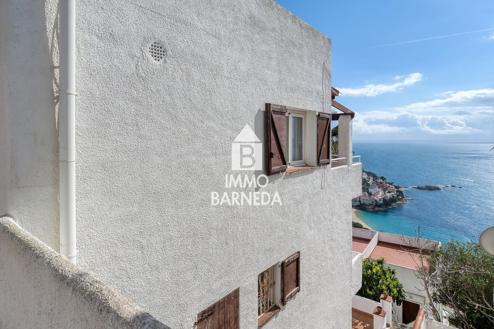 Maison mitoyenne avec licence touristique, vue mer, piscine communautaire et studio indépendant à Canyelles Petites
