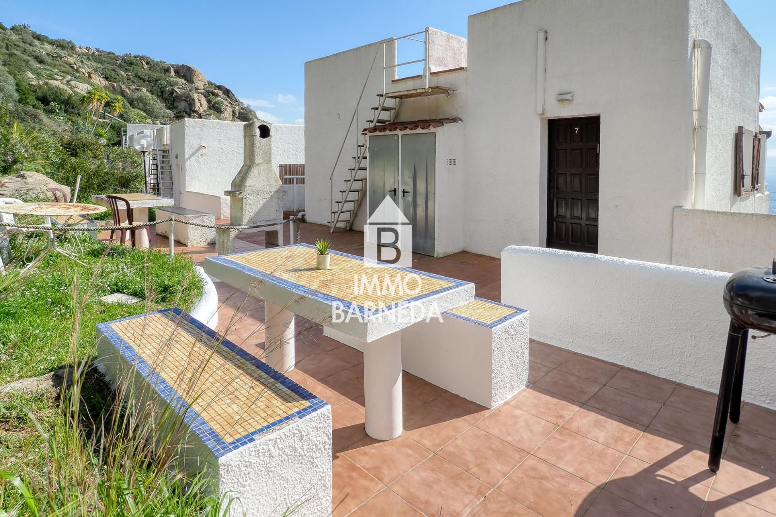 Maison mitoyenne avec licence touristique, vue mer, piscine communautaire et studio indépendant à Canyelles Petites