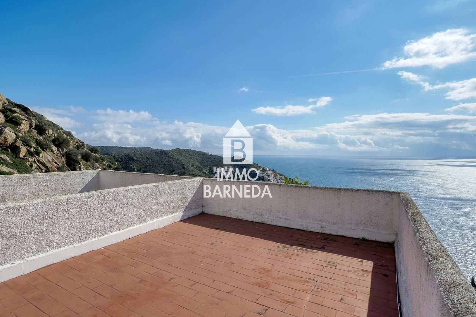 Maison mitoyenne avec licence touristique, vue mer, piscine communautaire et studio indépendant à Canyelles Petites