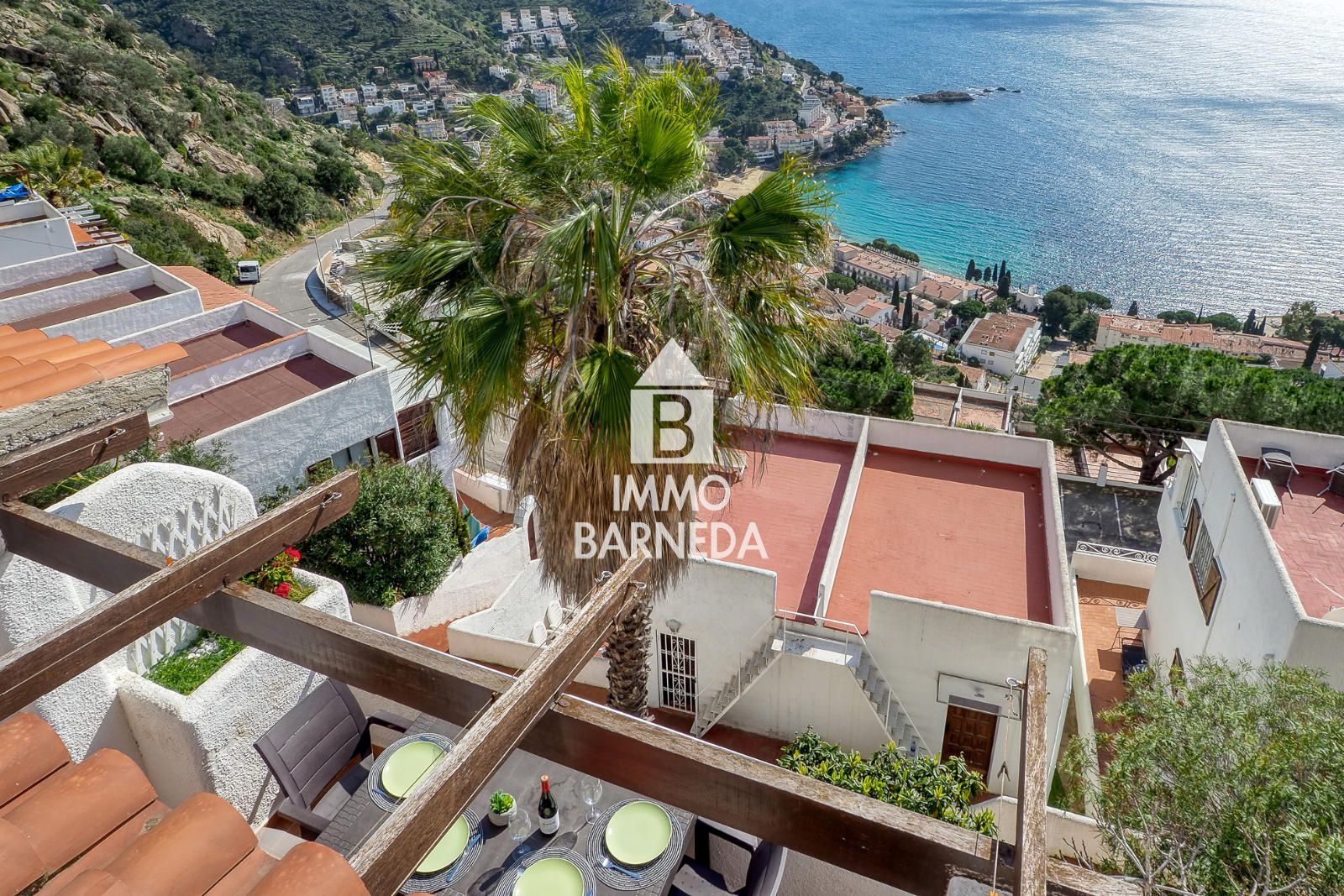 Maison mitoyenne avec licence touristique, vue mer, piscine communautaire et studio indépendant à Canyelles Petites