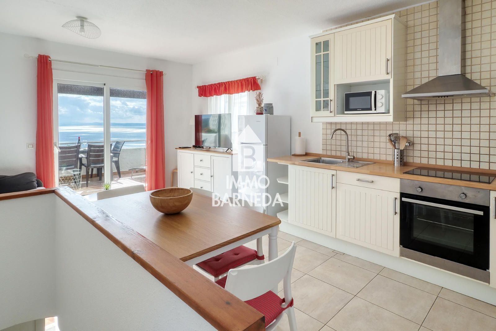 Maison mitoyenne avec licence touristique, vue mer, piscine communautaire et studio indépendant à Canyelles Petites