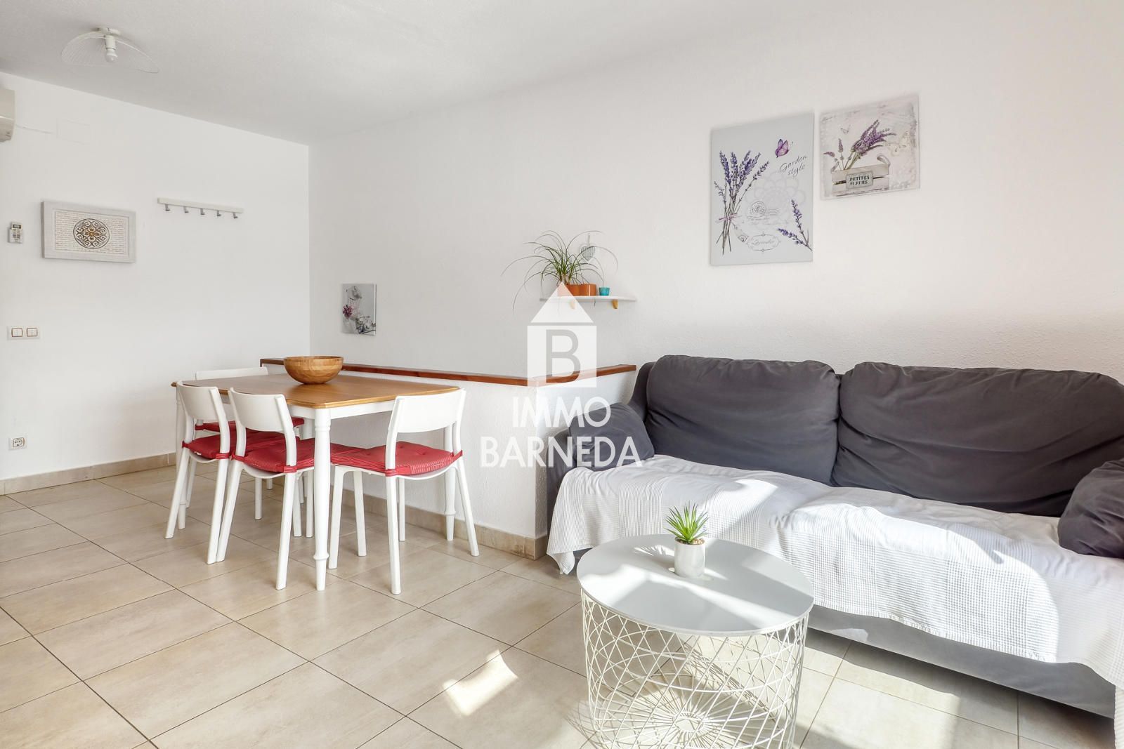 Maison mitoyenne avec licence touristique, vue mer, piscine communautaire et studio indépendant à Canyelles Petites