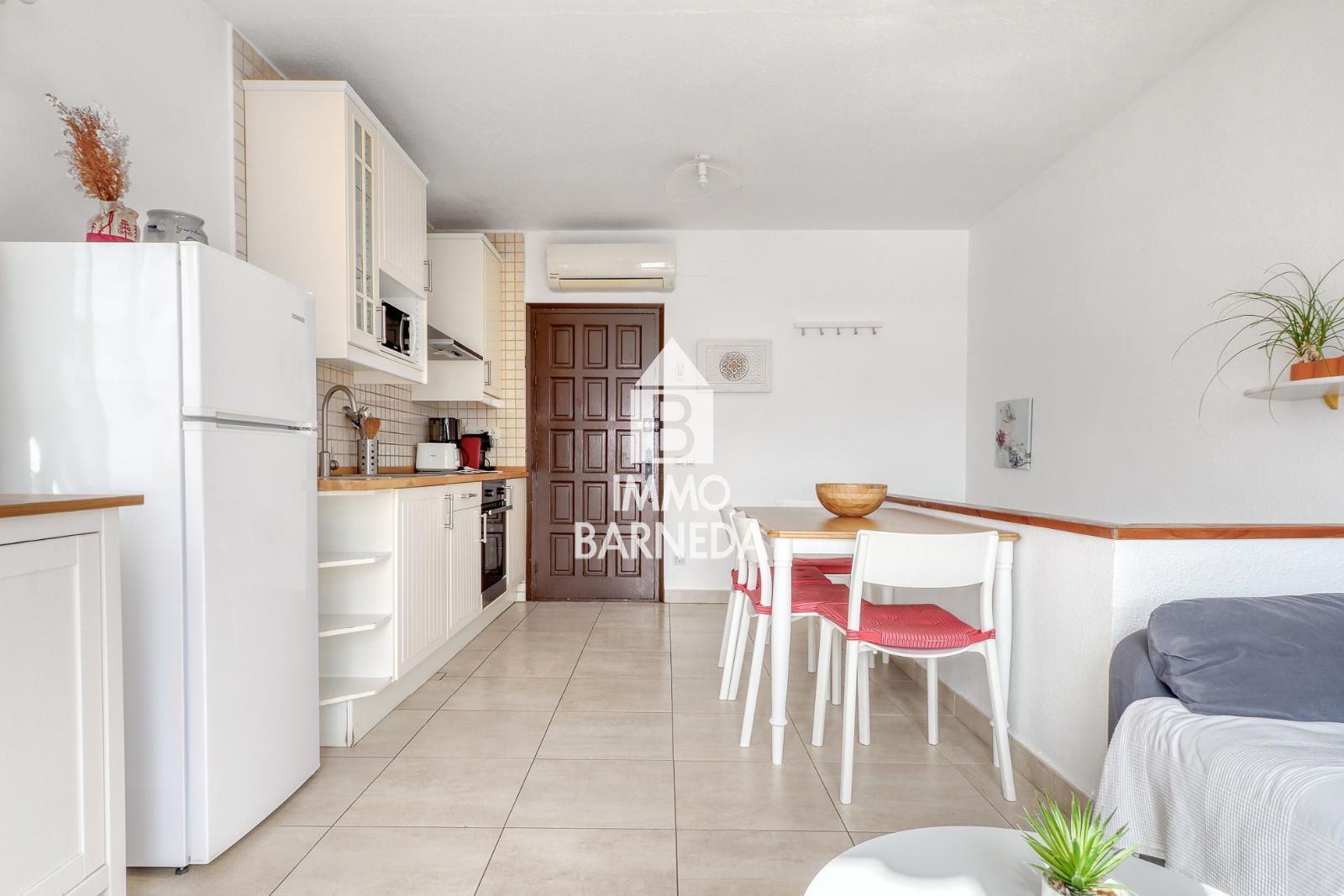 Maison mitoyenne avec licence touristique, vue mer, piscine communautaire et studio indépendant à Canyelles Petites