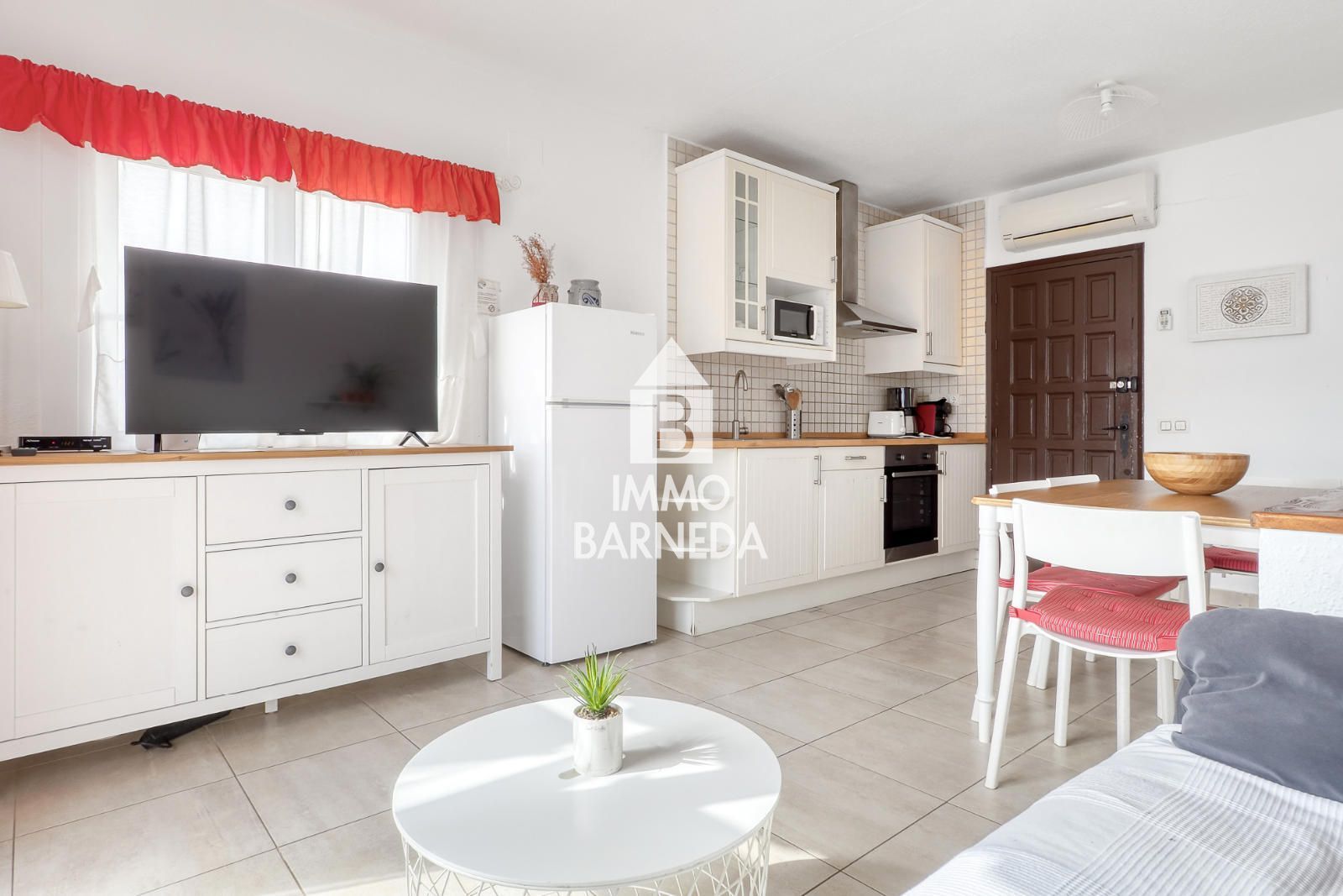 Maison mitoyenne avec licence touristique, vue mer, piscine communautaire et studio indépendant à Canyelles Petites