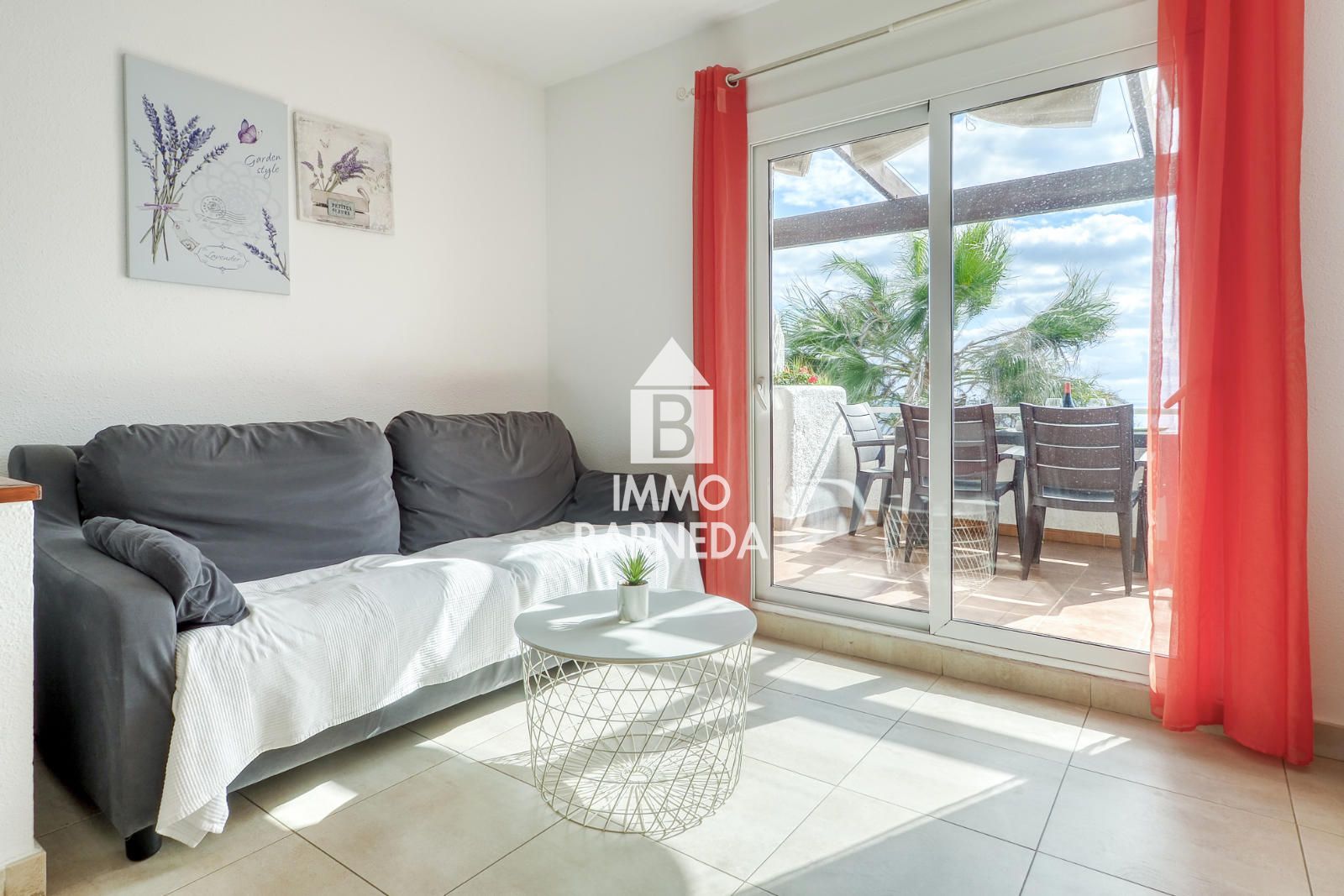 Maison mitoyenne avec licence touristique, vue mer, piscine communautaire et studio indépendant à Canyelles Petites