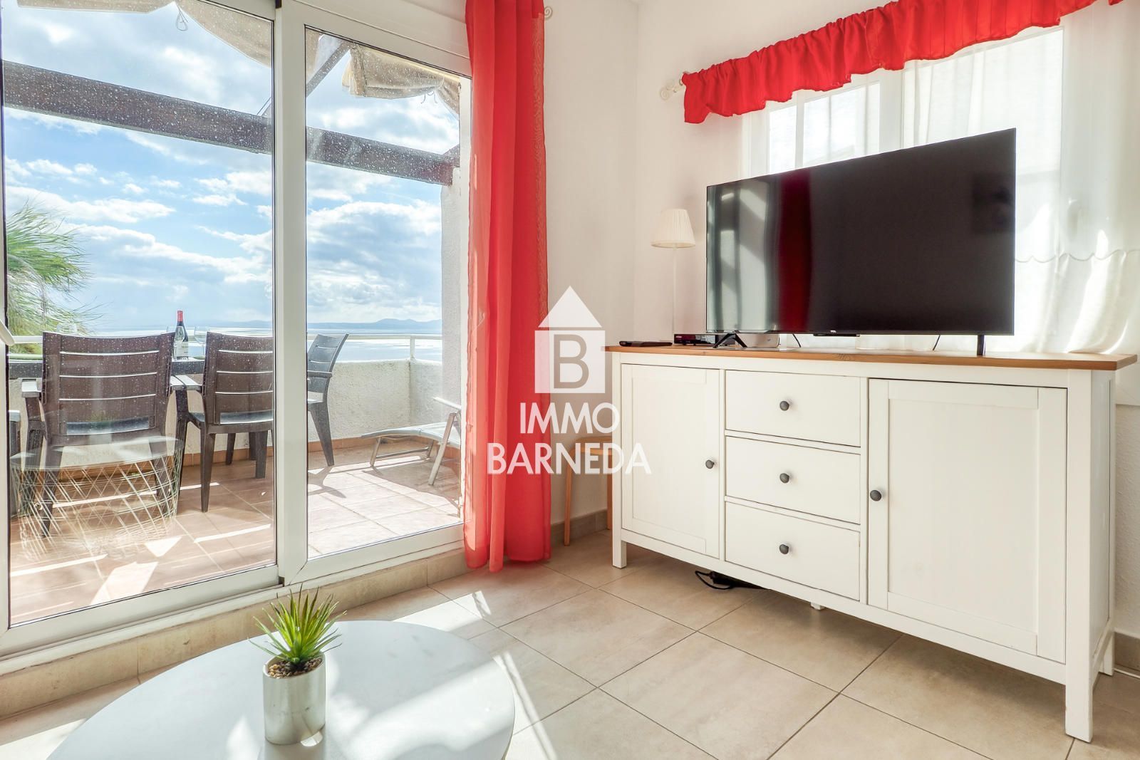 Maison mitoyenne avec licence touristique, vue mer, piscine communautaire et studio indépendant à Canyelles Petites