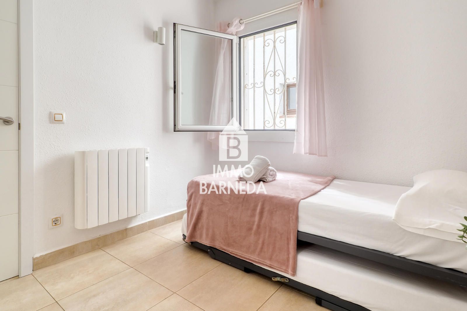 Maison mitoyenne avec licence touristique, vue mer, piscine communautaire et studio indépendant à Canyelles Petites