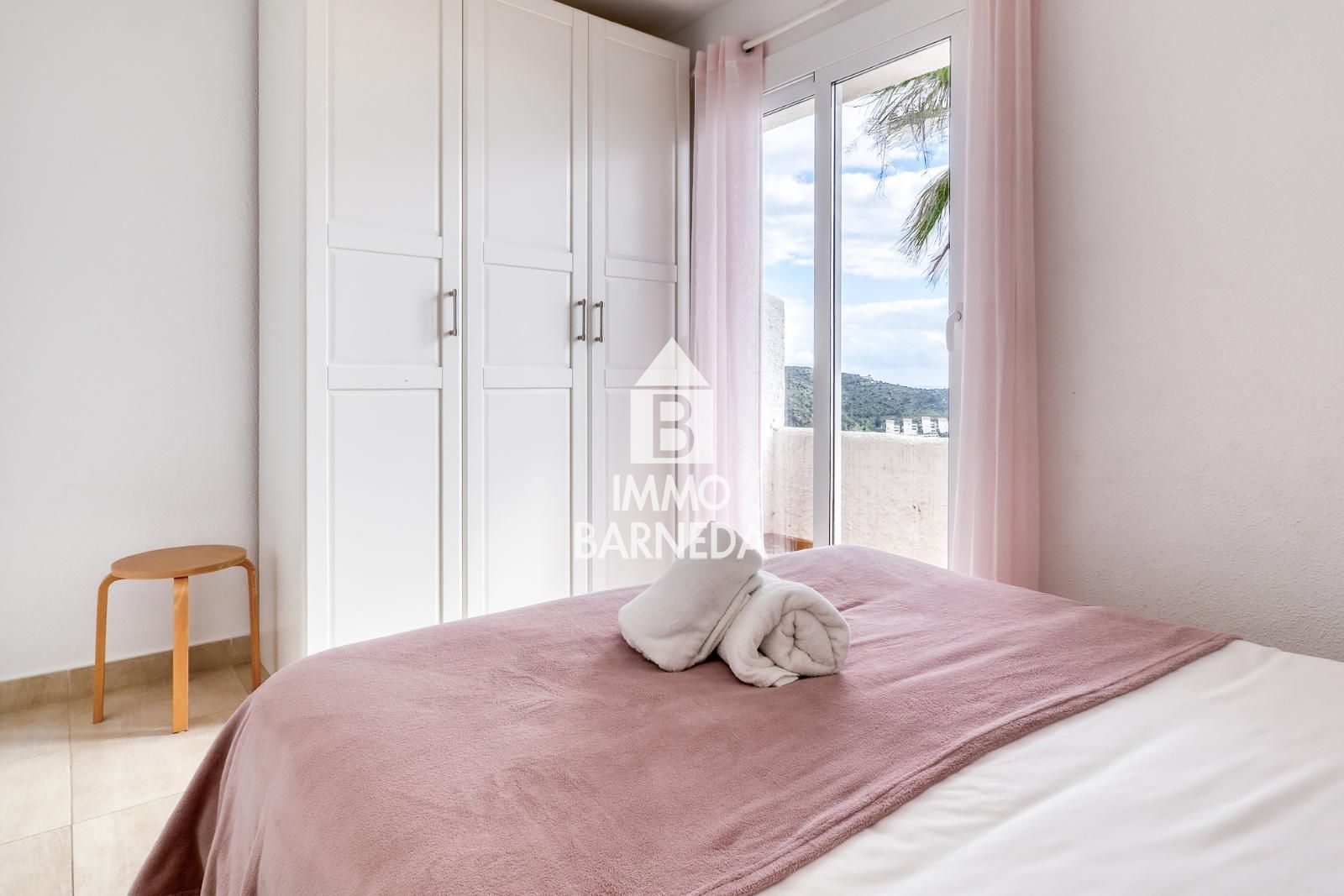 Maison mitoyenne avec licence touristique, vue mer, piscine communautaire et studio indépendant à Canyelles Petites