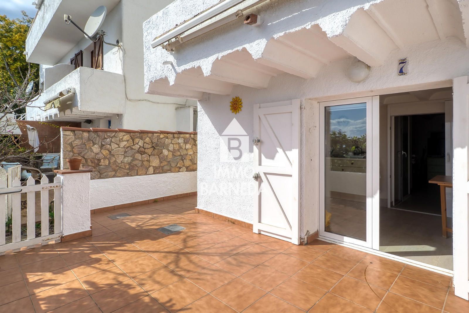 Maison mitoyenne avec licence touristique, vue mer, piscine communautaire et studio indépendant à Canyelles Petites