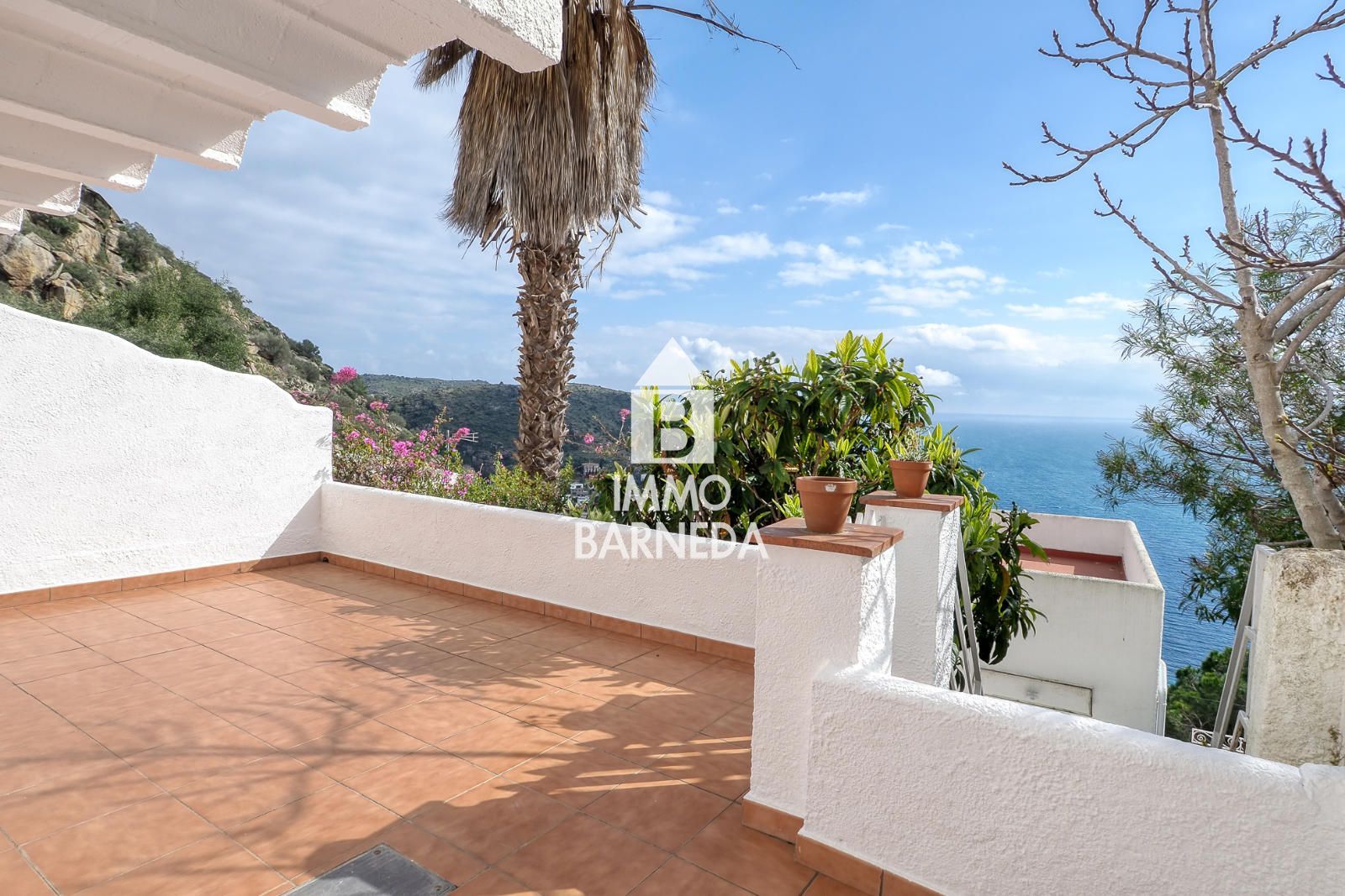 Maison mitoyenne avec licence touristique, vue mer, piscine communautaire et studio indépendant à Canyelles Petites
