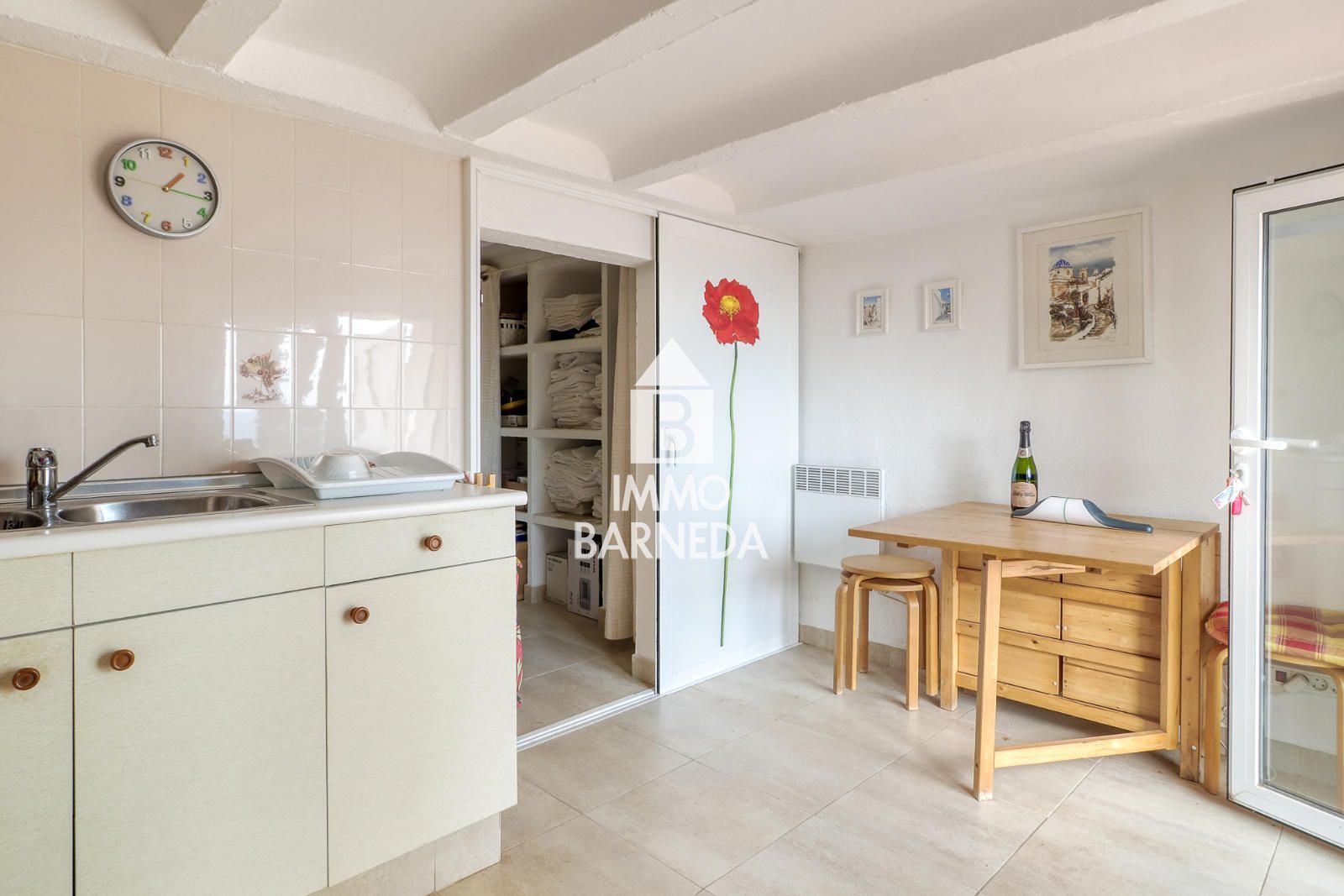 Maison mitoyenne avec licence touristique, vue mer, piscine communautaire et studio indépendant à Canyelles Petites