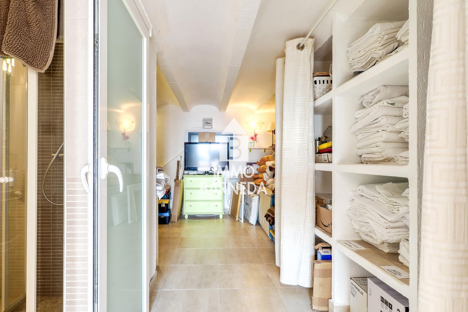 Maison mitoyenne avec licence touristique, vue mer, piscine communautaire et studio indépendant à Canyelles Petites