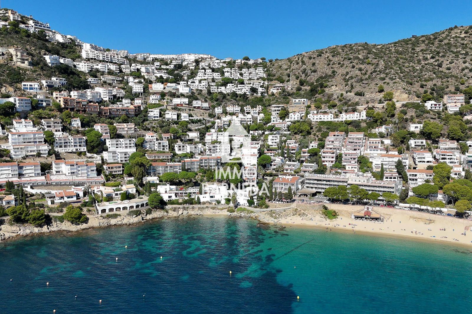Maison mitoyenne avec licence touristique, vue mer, piscine communautaire et studio indépendant à Canyelles Petites