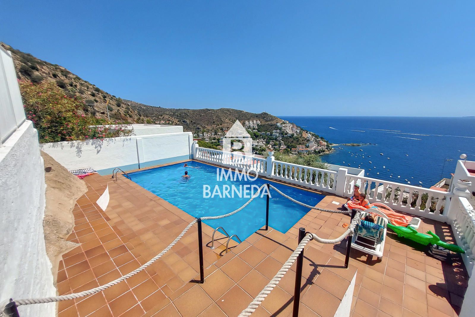 Maison mitoyenne avec licence touristique, vue mer, piscine communautaire et studio indépendant à Canyelles Petites
