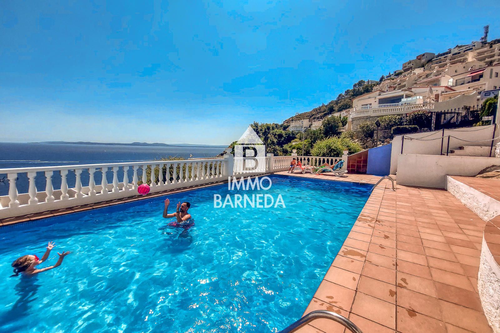 Maison mitoyenne avec licence touristique, vue mer, piscine communautaire et studio indépendant à Canyelles Petites