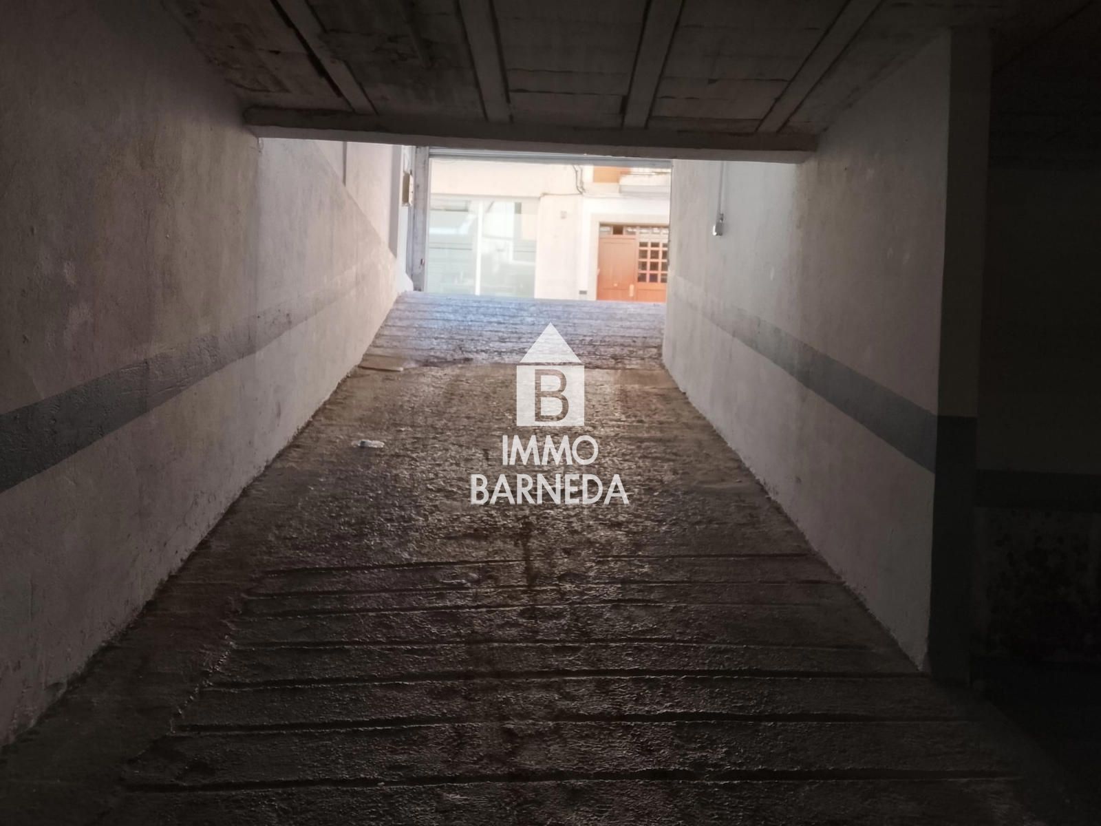 Place de parking souterrain de 14 m² au centre de Roses avec accès motorisé